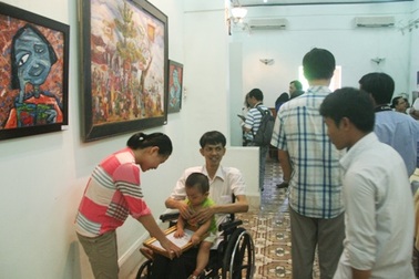 Xem phòng tranh đầy tình yêu thương của 6 họa sĩ khuyết tật