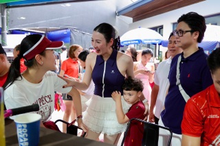 Á hậu Tú Anh khoe dáng gợi cảm đấu pickleball, chồng con cổ vũ nhiệt tình - 8