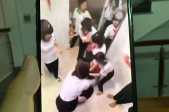 Nữ sinh lớp 8 gãy 3 xương sườn sau khi bị đánh trong nhà vệ sinh ở TPHCM