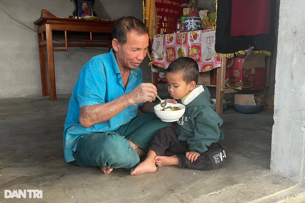 Gần nửa tỷ đồng đến với cháu bé 4 tuổi mồ côi bố, mẹ bỏ đi - 4 Gần nửa tỷ đồng đến với cháu bé 4 tuổi mồ côi bố, mẹ bỏ đi - 4