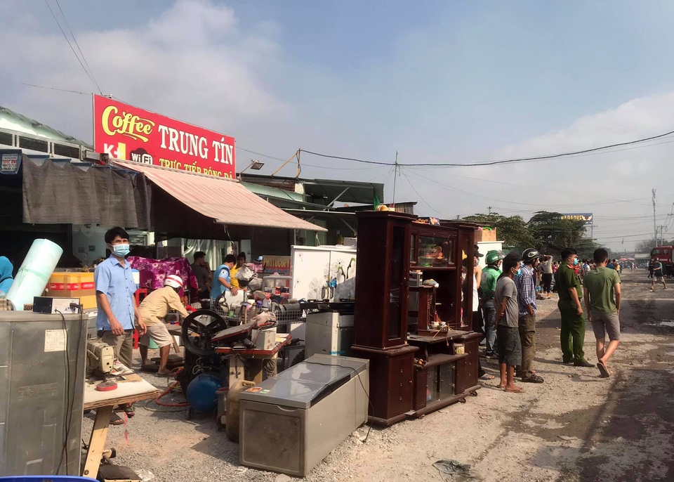 Cháy lớn thiêu rụi hàng chục ki ốt, phòng trọ và nhà dân - 2 Cháy lớn thiêu rụi hàng chục ki ốt, phòng trọ và nhà dân - 2