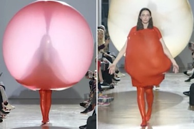Bóng bay “bị châm kim” biến thành... trang phục