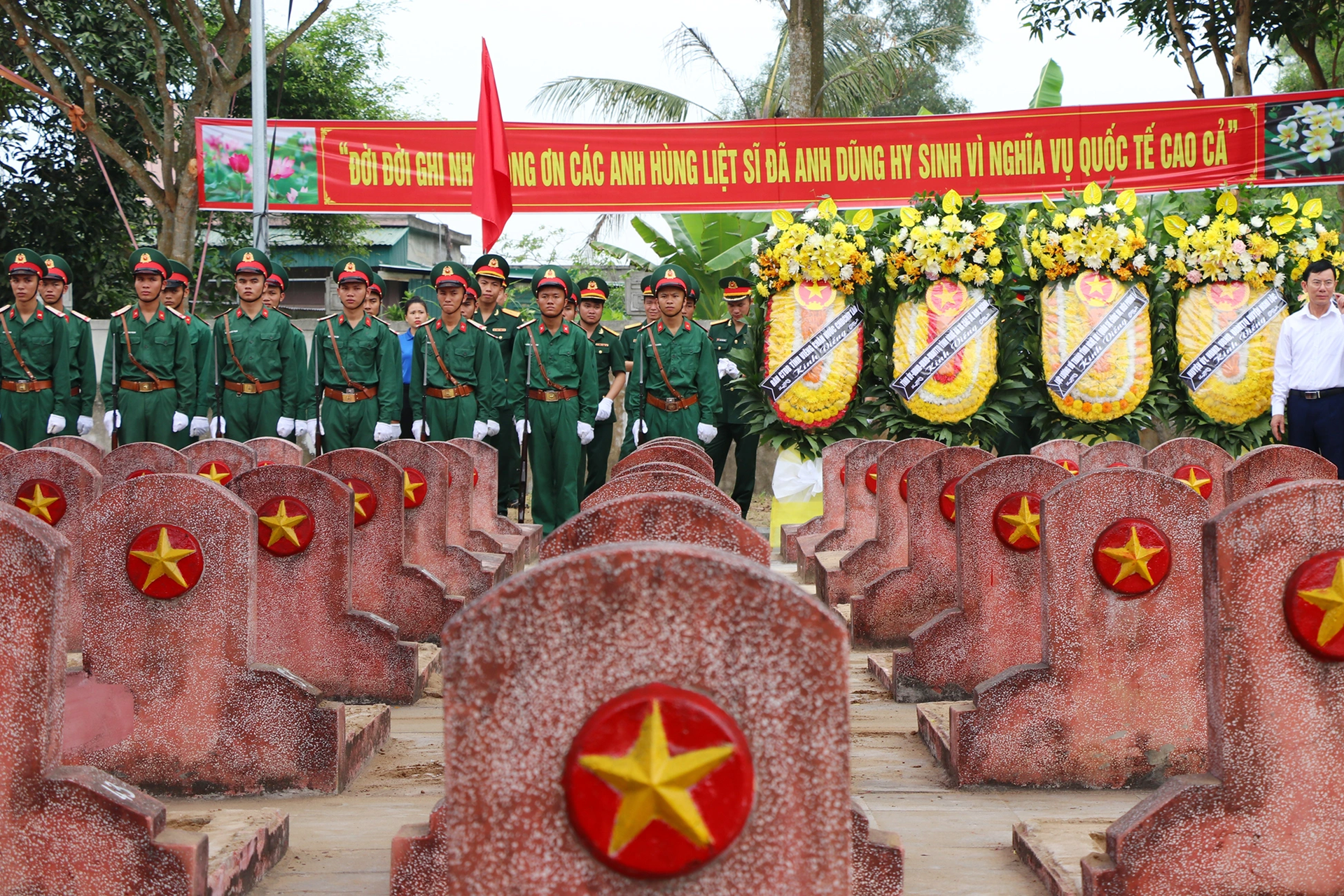 Niềm mong mỏi của gia đình liệt sỹ ngày an táng hài cốt quân tình nguyện - 10 Niềm mong mỏi của gia đình liệt sỹ ngày an táng hài cốt quân tình nguyện - 10