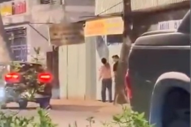 Tạm đình chỉ công tác Phó trưởng công an phường tát vào mặt người dân