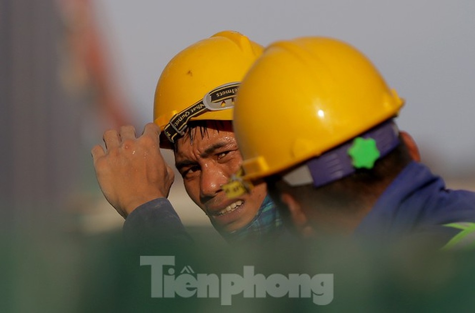 Công nhân phơi mình dưới trời nắng đổ lửa ở Hà Nội - 1