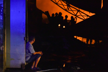 Chủ xưởng vải xảy ra vụ cháy bật khóc: "Tôi thật sự bất lực và suy sụp..."