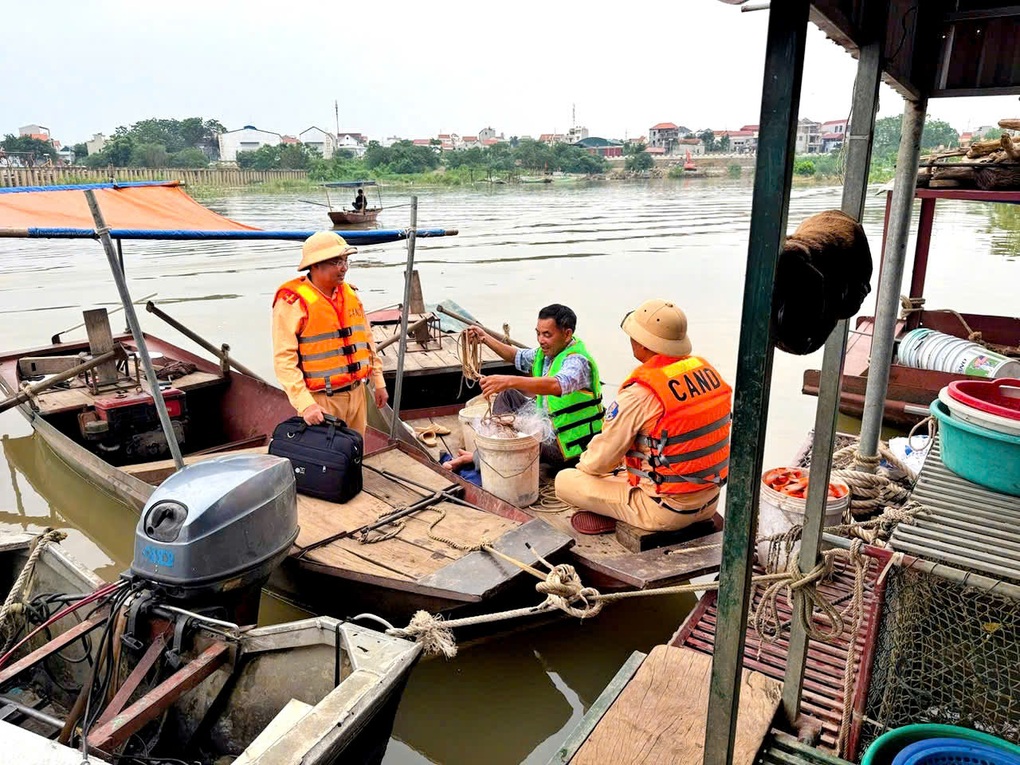 Cảnh sát đường thủy hướng dẫn người dân ứng phó với bão Wipha - 2 Cảnh sát đường thủy hướng dẫn người dân ứng phó với bão Wipha - 2