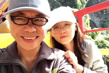 Phản ứng của vợ trẻ kém 40 tuổi khi bị tố làm giả di chúc của Lý Khôn Thành