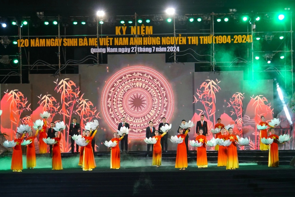 Chín bát hương, chín khúc ruột tái tê của mẹ Nguyễn Thị Thứ - 2 Chín bát hương, chín khúc ruột tái tê của mẹ Nguyễn Thị Thứ - 2