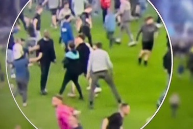 HLV Patrick Vieira tung cước sau khi bị CĐV khiêu khích