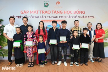 Báo Dân trí trao học bổng tới 10 trẻ em mồ côi ở Lào Cai