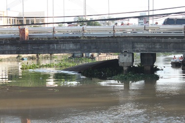 Chìm sà lan, 4 người may mắn thoát chết