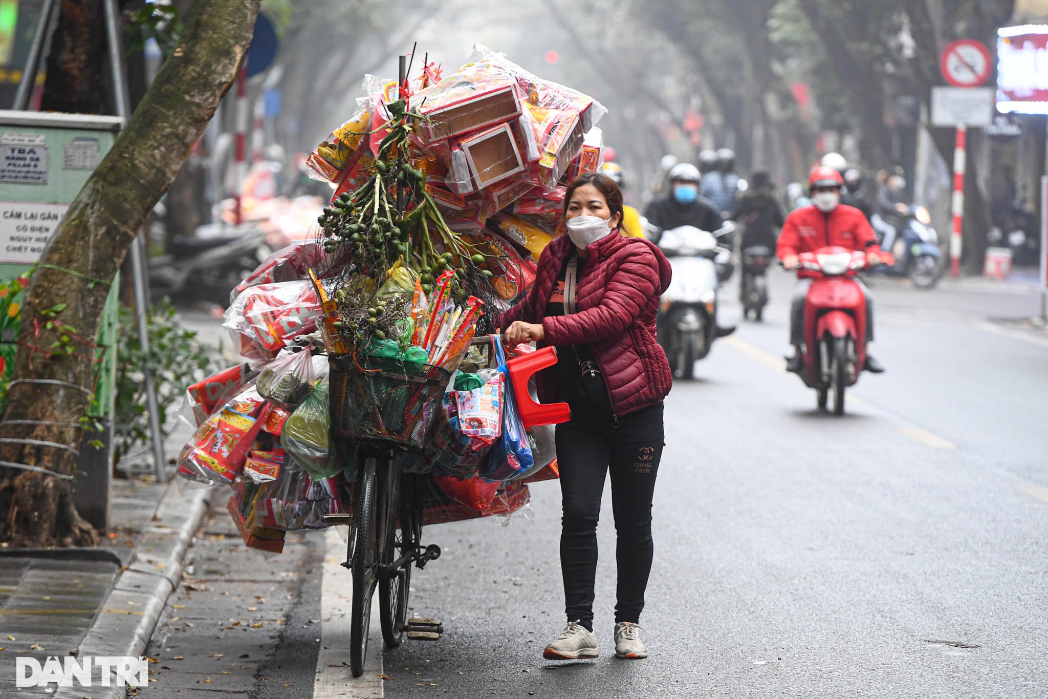 Người Hà Nội tấp nập chuẩn bị đồ lễ trước ngày tiễn ông Táo về trời - 6 Người Hà Nội tấp nập chuẩn bị đồ lễ trước ngày tiễn ông Táo về trời - 6