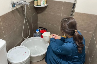 Nỗi khổ mất nước ngày hè: "Nhịn" vệ sinh, giặt đồ lúc nửa đêm