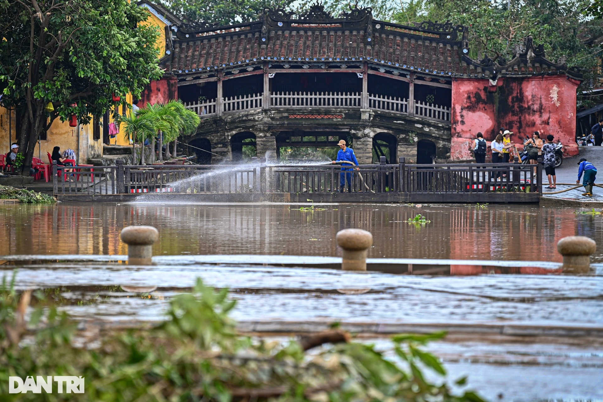 Người dân Hội An khẩn trương dọn bùn đất sau khi nước rút - 6 Người dân Hội An khẩn trương dọn bùn đất sau khi nước rút - 6