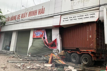 Xe container "chui tọt" vào cửa hàng xe máy lúc rạng sáng