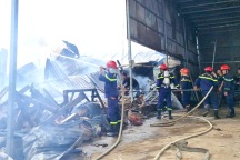 Xưởng điêu khắc gỗ ở Lâm Đồng bốc cháy suốt nhiều giờ