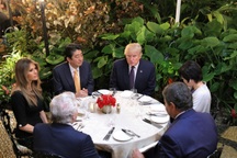 Tổng thống Trump mời Thủ tướng Abe ăn tối tại khu nghỉ dưỡng