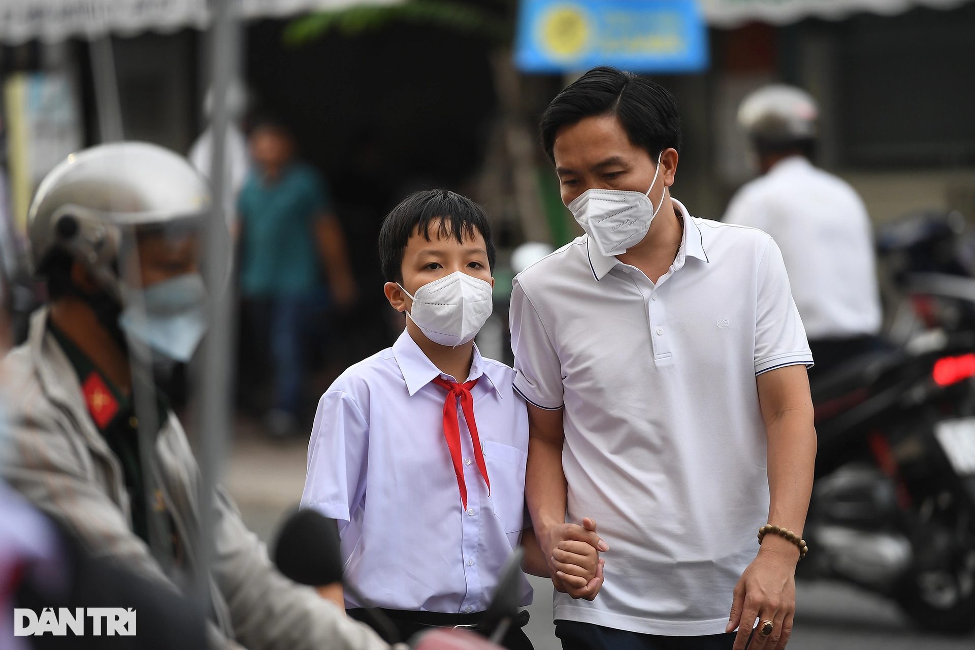Phụ huynh miền Tây ôm hôn, động viên con trong ngày khai giảng năm học mới - 3 Phụ huynh miền Tây ôm hôn, động viên con trong ngày khai giảng năm học mới - 3
