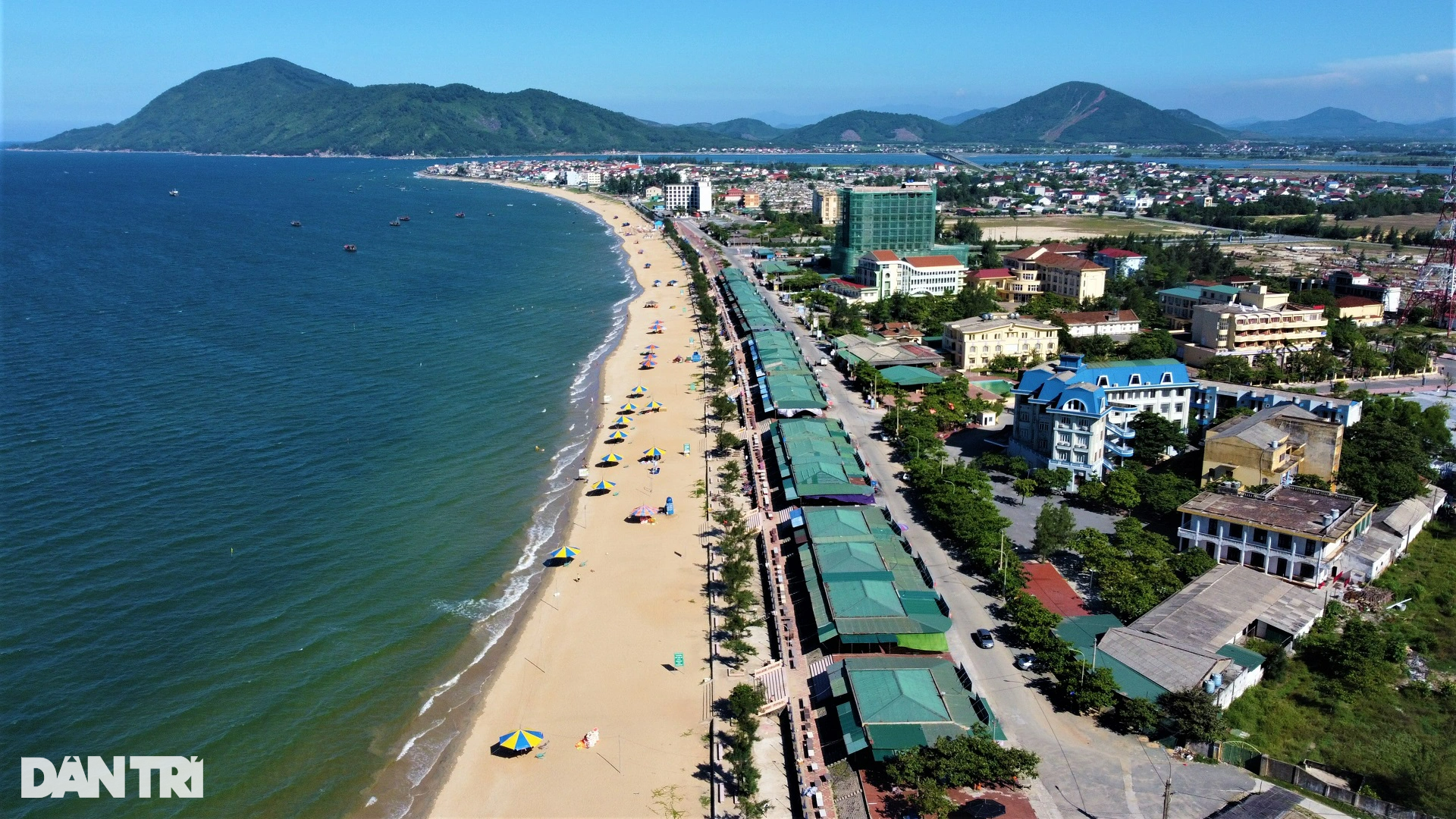 Khi nào dời nghĩa trang, ki ốt chắn Thiên Cầm - biển đẹp bậc nhất Hà Tĩnh? - 1 Khi nào dời nghĩa trang, ki ốt chắn Thiên Cầm - biển đẹp bậc nhất Hà Tĩnh? - 1