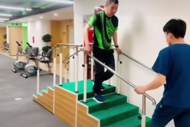 Clip NSND Công Lý miệt mài tập đạp xe, leo cầu thang để chữa bệnh