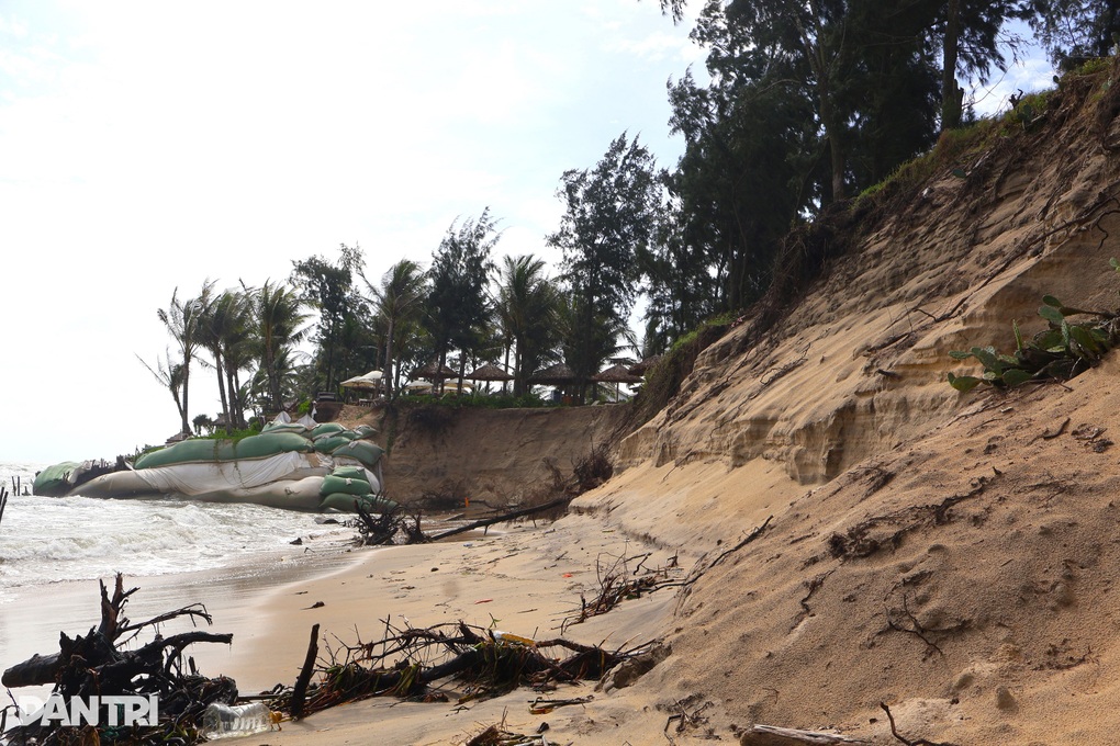 Hơn 200m bờ biển bị sóng đánh tan hoang, đe dọa khu dân cư - 1