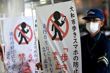 Thành phố cấm sử dụng điện thoại khi đi bộ