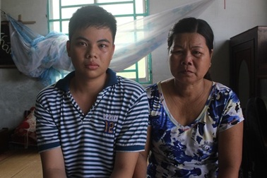 Bà ngoại rơi nước mắt khi đứa cháu côi cút không có tiền nhập học