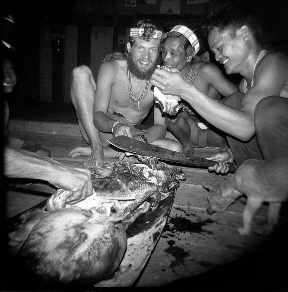 Kỹ sư Na Uy bỏ việc lương cao vào rừng sống cùng bộ lạc Indonesia - 2 Kỹ sư Na Uy bỏ việc lương cao vào rừng sống cùng bộ lạc Indonesia - 2