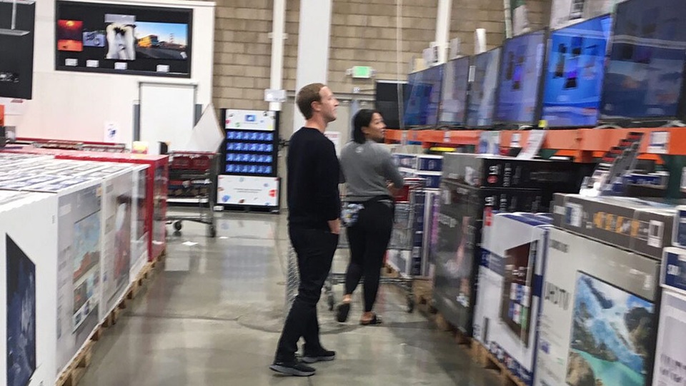 Tài sản hàng chục tỉ USD, vợ chồng Mark Zuckerberg vẫn đi săn đồ giảm giá - 1 Tài sản hàng chục tỉ USD, vợ chồng Mark Zuckerberg vẫn đi săn đồ giảm giá - 1