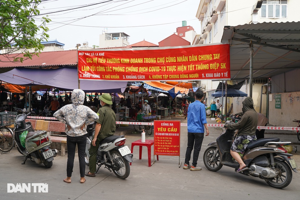 Phun khử khuẩn, xét nghiệm Covid-19 một khu dân cư và chợ dân sinh ở Hà Nội - 9 Phun khử khuẩn, xét nghiệm Covid-19 một khu dân cư và chợ dân sinh ở Hà Nội - 9