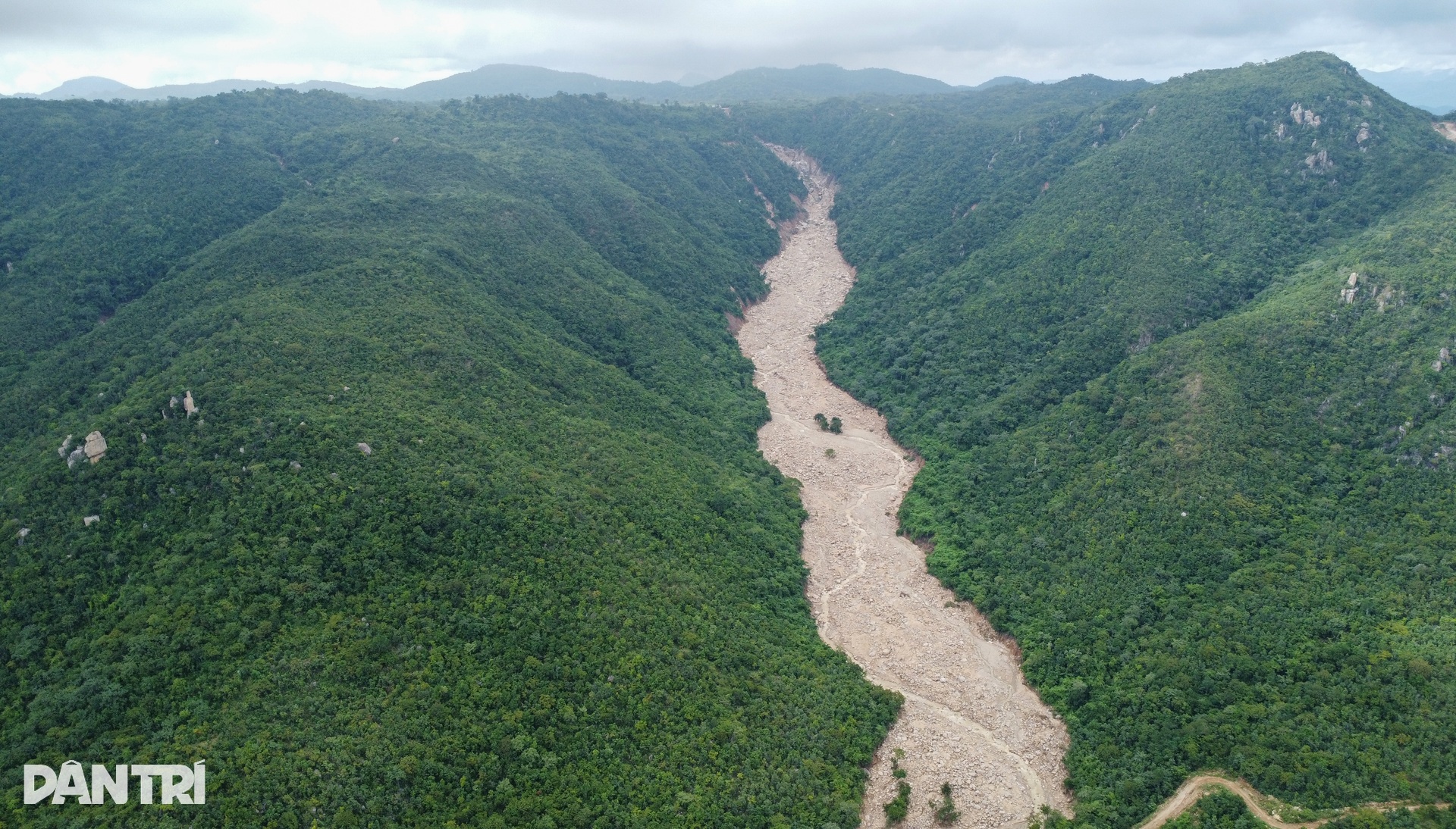 Vỡ hồ nước ở Lâm Đồng, lũ cát cuồn cuộn đổ về san phẳng nhà vườn - 2