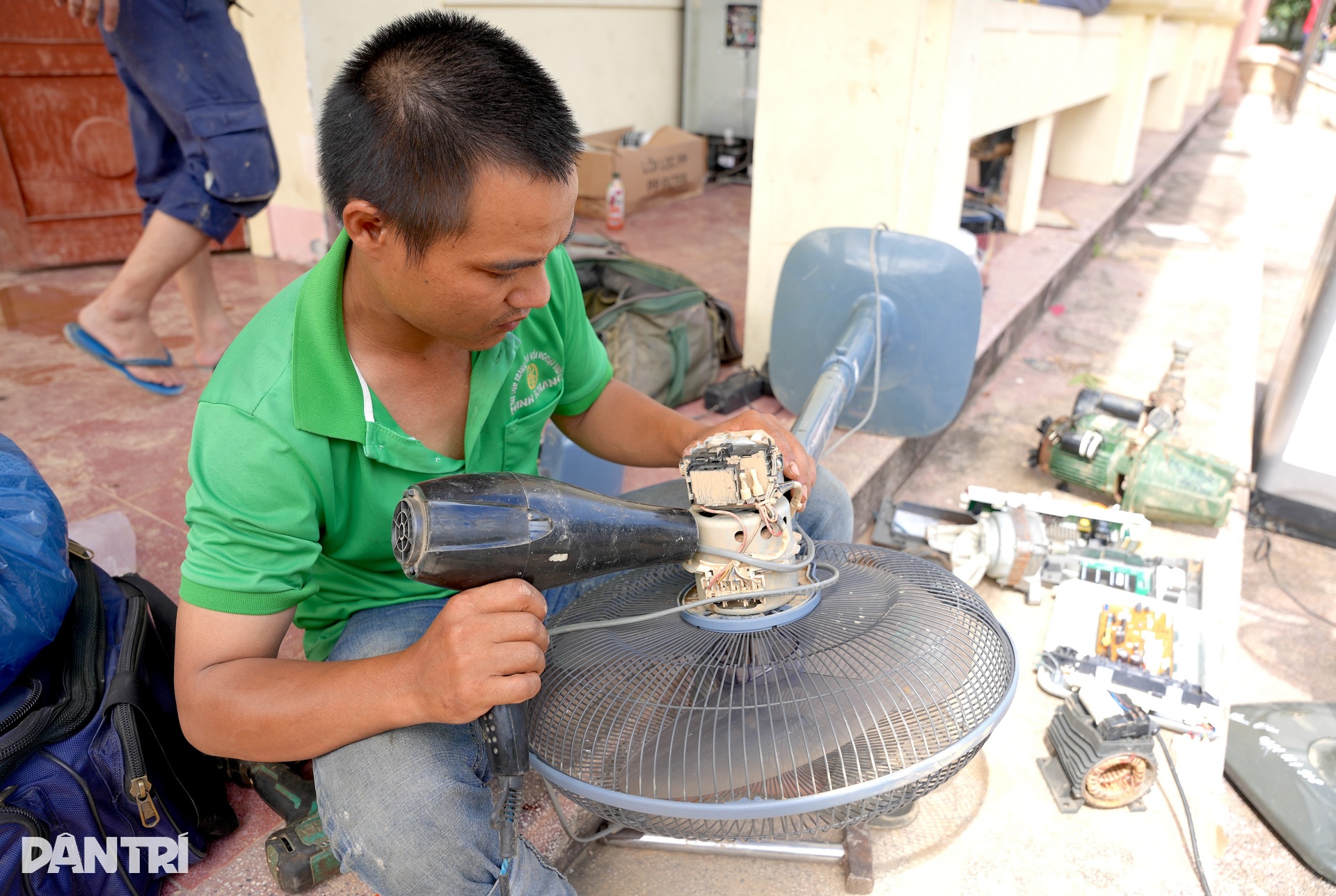 40 thợ lành nghề về Nghệ An sửa tivi, tủ lạnh miễn phí cho bà con sau lũ - 7