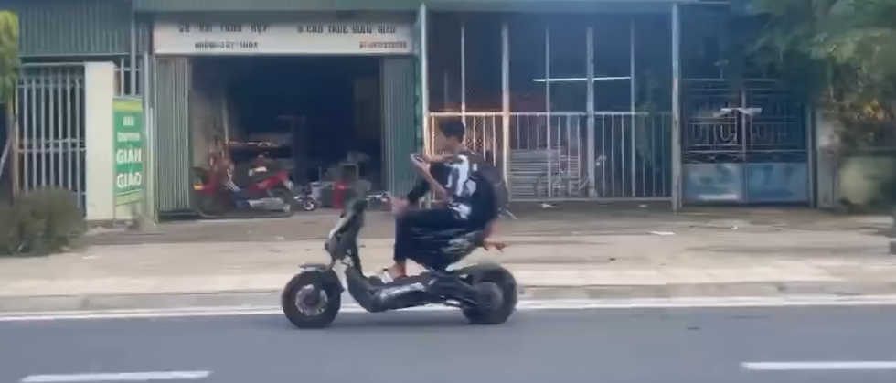 Clip "nam sinh chạy xe bằng chân, 2 tay dùng smartphone" nổi bật tuần qua