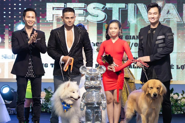 Anh Tuấn "Phố trong làng" bất ngờ xuất hiện trên sàn diễn thời trang