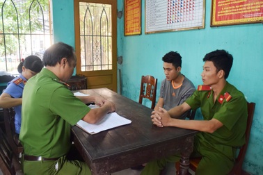 Ngang nhiên thuê xe cẩu trộm 12 cây gỗ giữa ban ngày