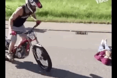 Nín thở xem chàng trai trình diễn mô-tô mạo hiểm trên người bạn gái