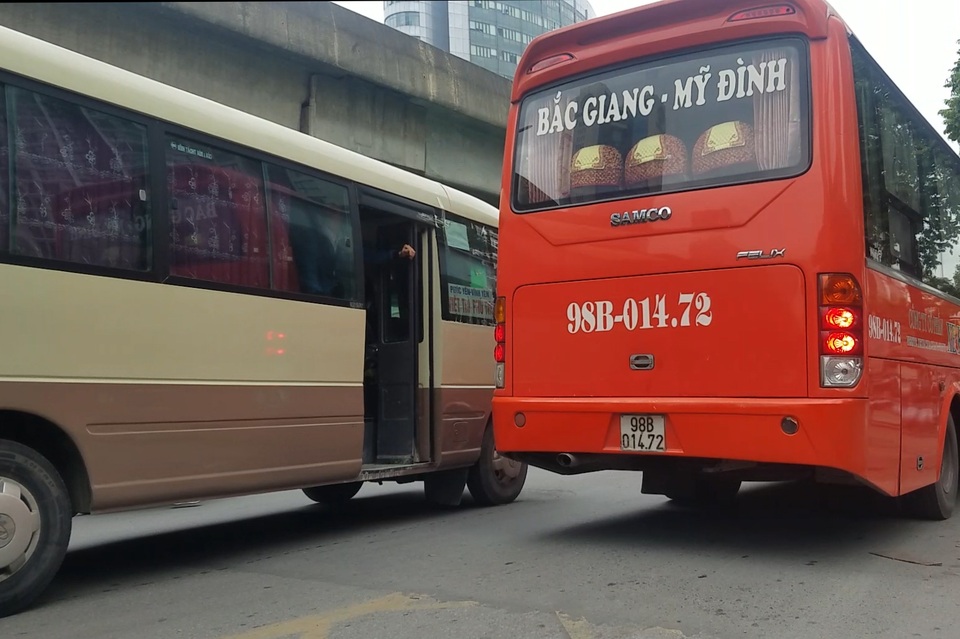 Hà Nội: Xe khách thỏa sức lộng hành xung quanh bến xe Mỹ Đình - 5 Hà Nội: Xe khách thỏa sức lộng hành xung quanh bến xe Mỹ Đình - 5