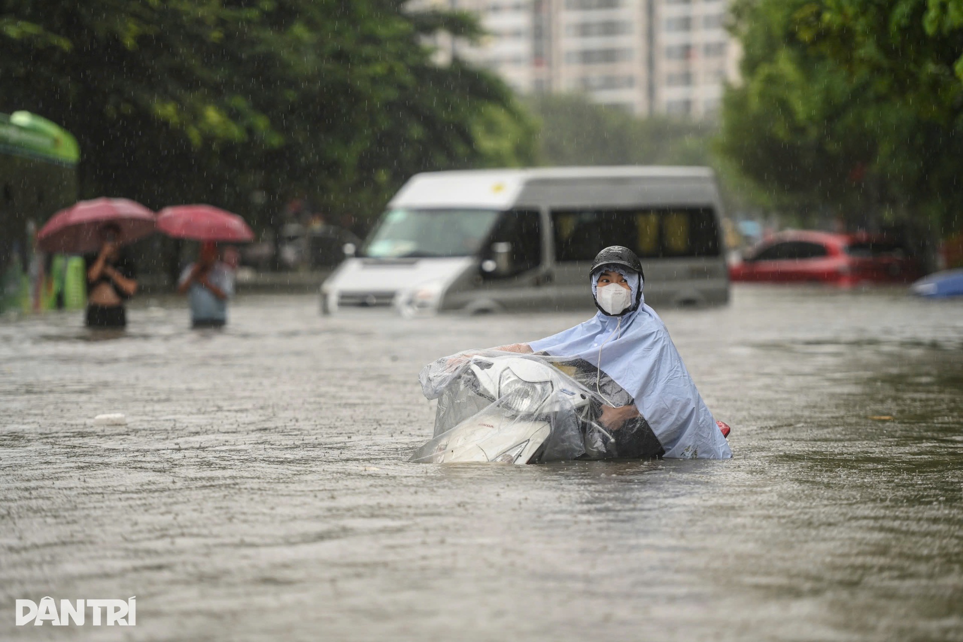 Hầm để xe ngập gần 2m nước, người dân bất lực ngồi nhìn - 7 Hầm để xe ngập gần 2m nước, người dân bất lực ngồi nhìn - 7