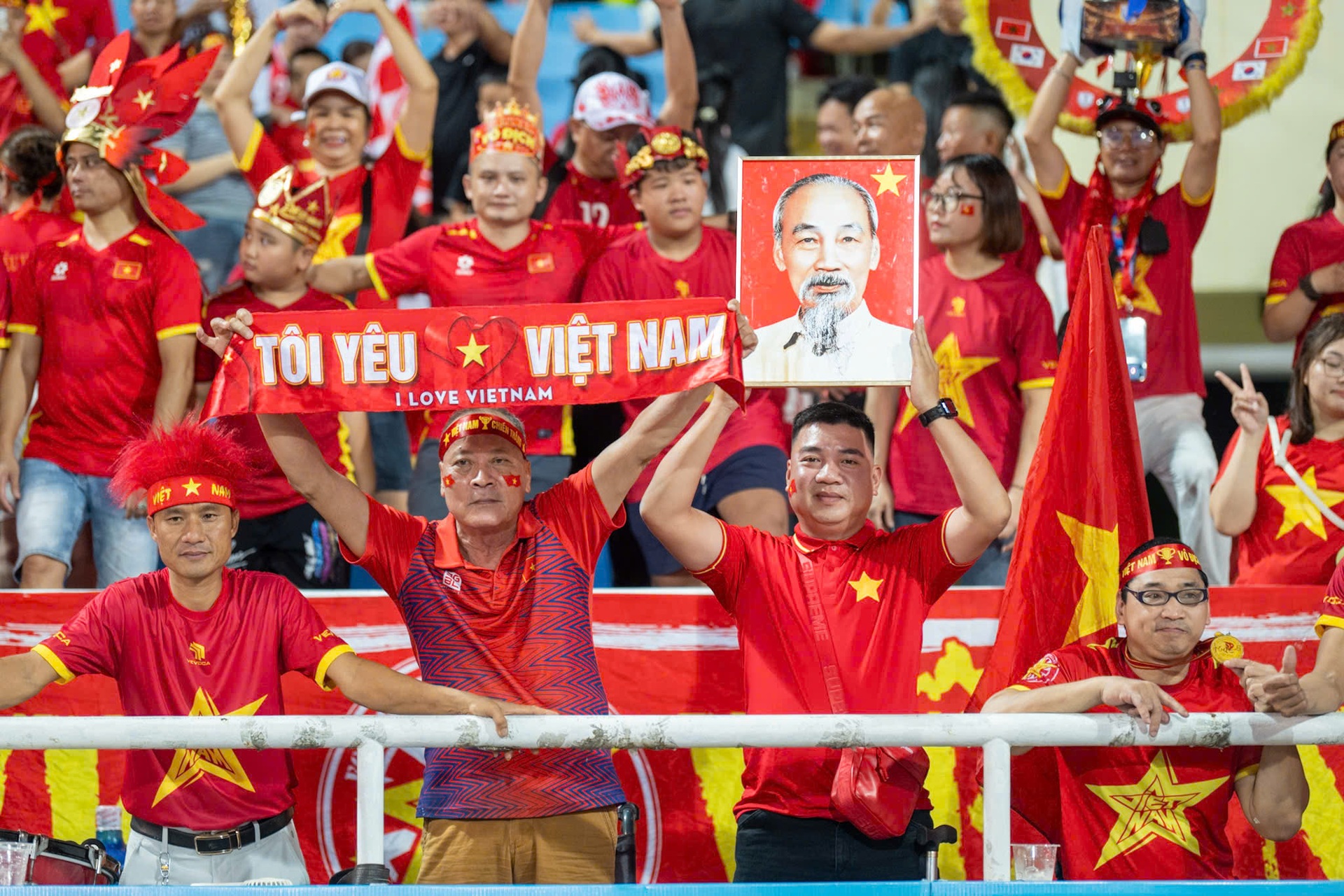 Mỹ Đình nóng rực trước giờ bóng lăn, CĐV hò hét cổ vũ tuyển Việt Nam - 11 Mỹ Đình nóng rực trước giờ bóng lăn, CĐV hò hét cổ vũ tuyển Việt Nam - 11