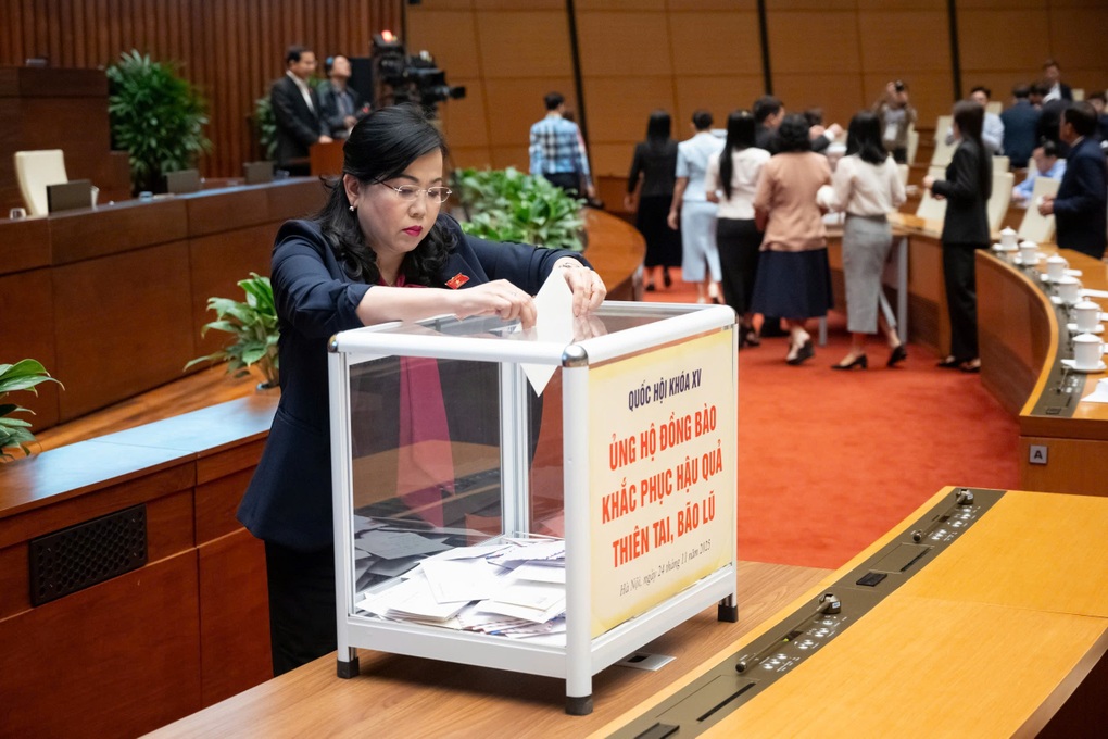 Quốc hội tưởng niệm người tử vong do thiên tai và ủng hộ đồng bào vùng lũ - 3 Quốc hội tưởng niệm người tử vong do thiên tai và ủng hộ đồng bào vùng lũ - 3