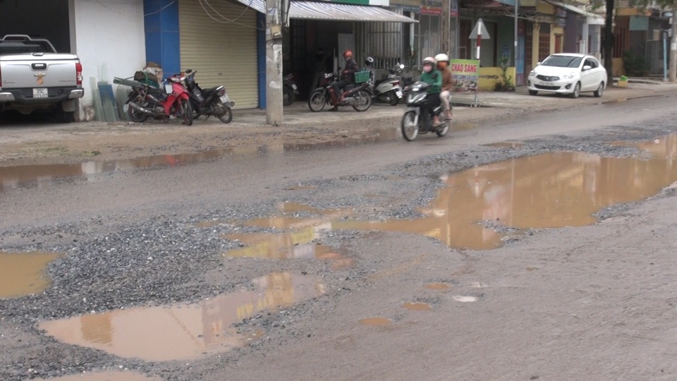 Ngán ngẩm con đường chi chít ổ gà, cứ mưa là ngập sâu giữa thành phố du lịch - 4 Ngán ngẩm con đường chi chít ổ gà, cứ mưa là ngập sâu giữa thành phố du lịch - 4