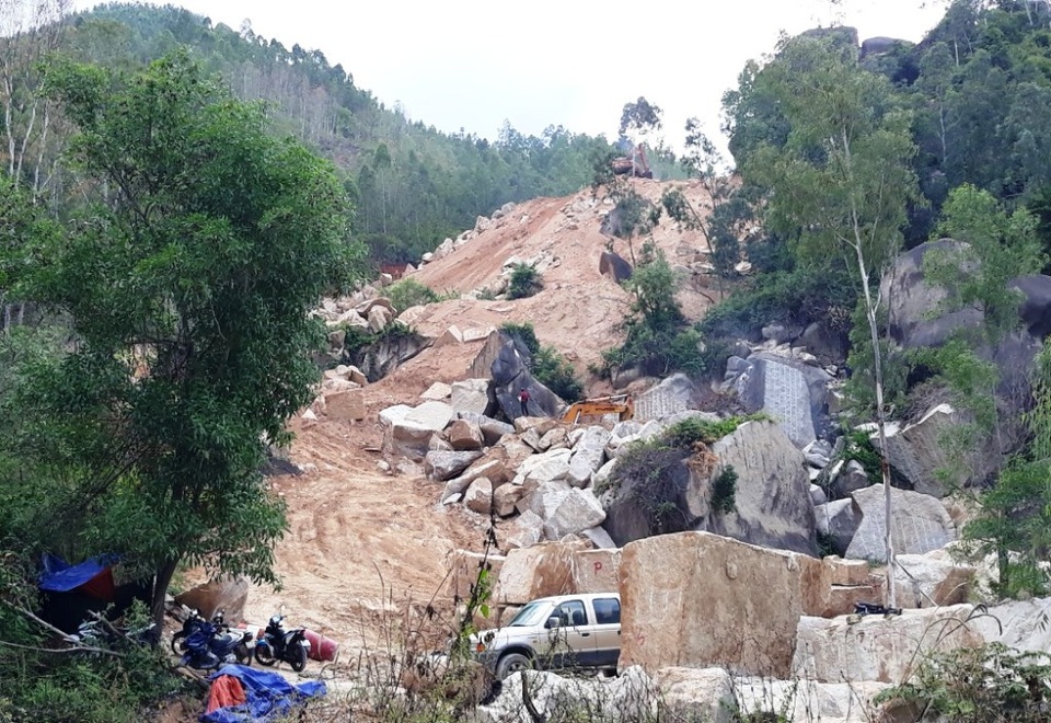 “Loạn” tình trạng khai thác đá trái phép trên núi Hòn Chà - 1 “Loạn” tình trạng khai thác đá trái phép trên núi Hòn Chà - 1