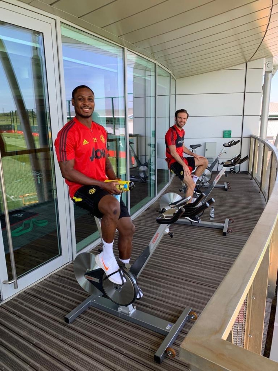 Cầu thủ Man Utd háo hức được trở lại khu tập ở Carrington - 4 Cầu thủ Man Utd háo hức được trở lại khu tập ở Carrington - 4