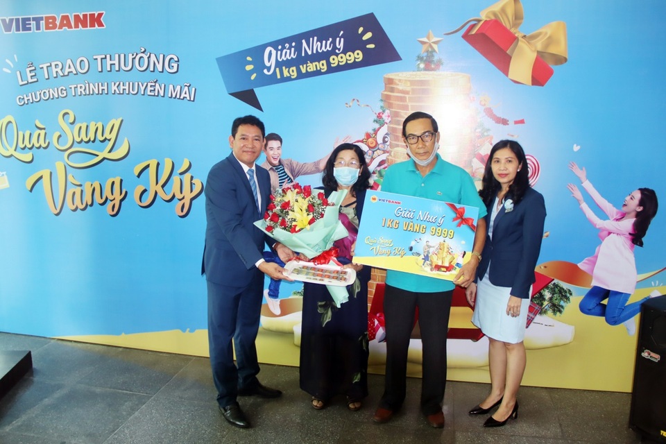 Vietbank trao giải 1kg vàng cho khách hàng trúng giải đặc biệt Quà sang - Vàng ký - 1 Vietbank trao giải 1kg vàng cho khách hàng trúng giải đặc biệt Quà sang - Vàng ký - 1