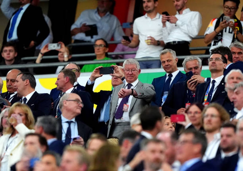 Sir Alex Ferguson và Mourinho tay bắt mặt mừng, cười nói rôm rả ở Euro 2024 - 4 Sir Alex Ferguson và Mourinho tay bắt mặt mừng, cười nói rôm rả ở Euro 2024 - 4