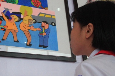 Trẻ thơ “đánh động” văn hóa giao thông