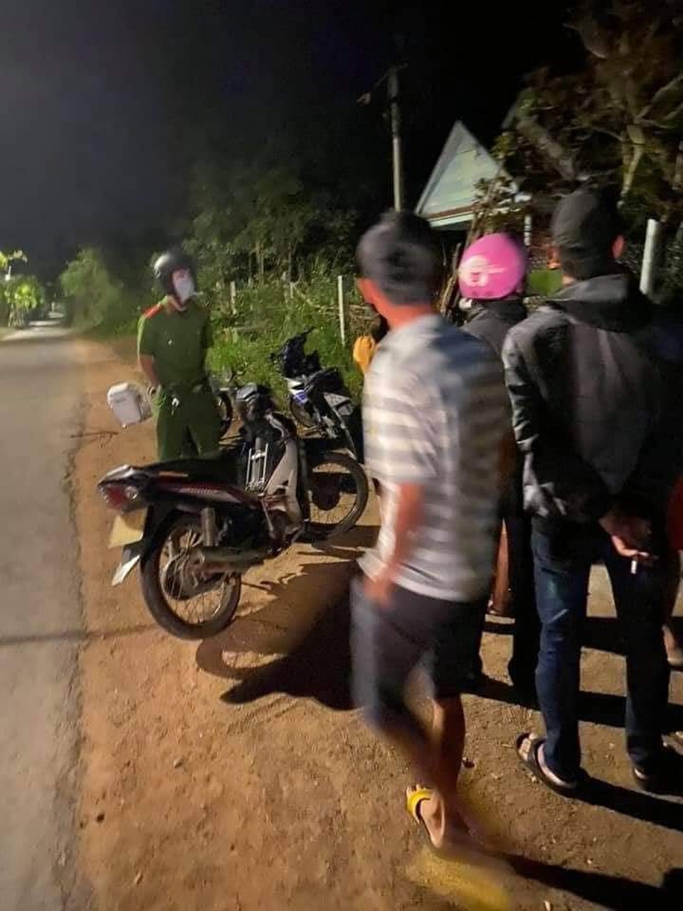 Một phụ nữ bất ngờ bị đâm trọng thương trong đêm - 1 Một phụ nữ bất ngờ bị đâm trọng thương trong đêm - 1