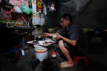 Xóm "ổ chuột" ở Hà Nội và bữa cơm một món để chống đỡ "bão giá"