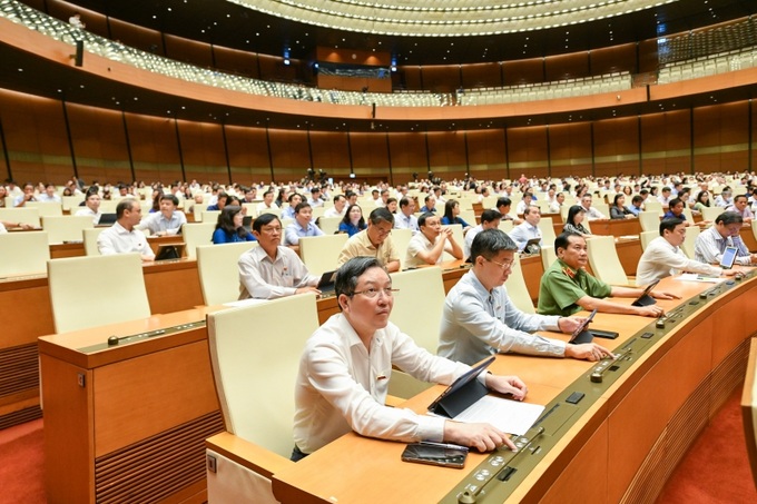 Đại biểu Quốc hội bấm nút biểu quyết thông qua dự thảo Luật Điện ảnh (sửa đổi)